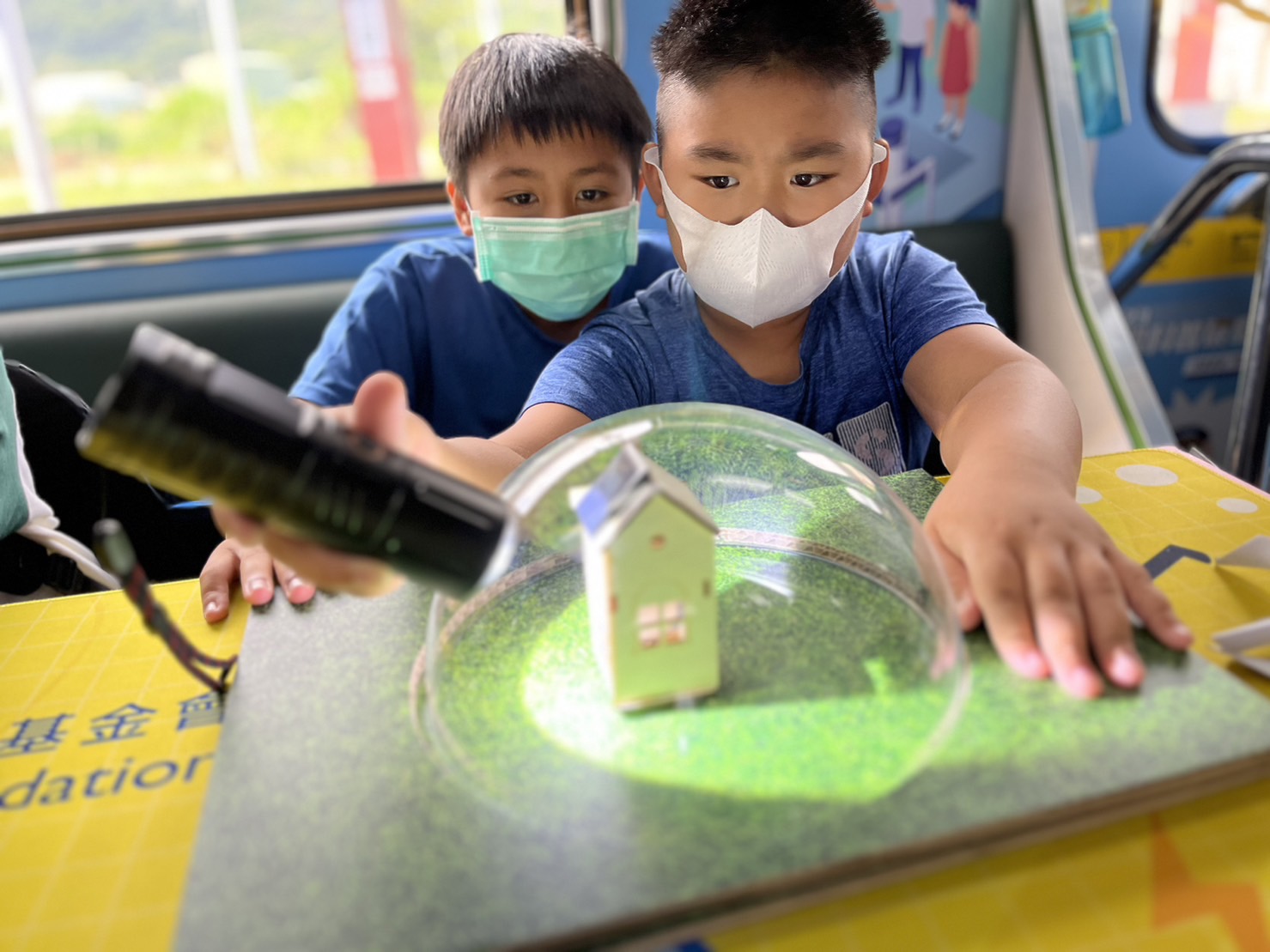 永利·皇宫參與基礎科學主題車廂，以STEAM教學精神，設計「逐日科學家」、「太陽能工程師」以及「淨零建築師」三大能源科普課程和實驗